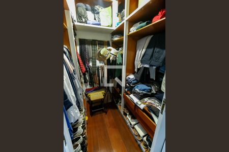 Apartamento à venda com 220m², 3 quartos e 2 vagas Apartamento à venda com 220m², 3 quartos e 2 vagasCloset da suíte