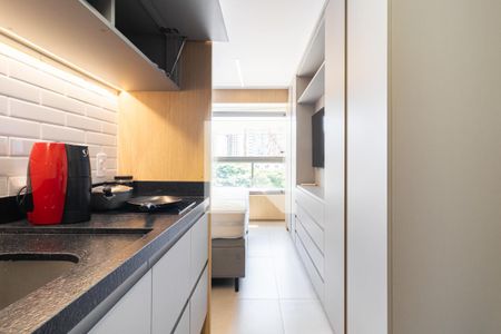 Cozinha de kitnet/studio para alugar com 1 quarto, 21m² em Indianópolis, São Paulo