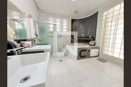 Casa à venda com 350m², 5 quartos e 5 vagasBanheiro Quarto 1
