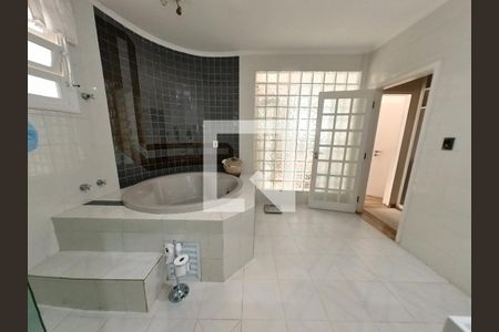 Casa à venda com 350m², 5 quartos e 5 vagasBanheiro Quarto 1