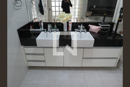 Casa à venda com 350m², 5 quartos e 5 vagasBanheiro Quarto 1 - Pia e Gabinete