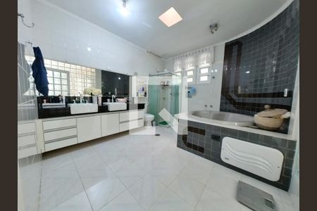 Casa à venda com 350m², 5 quartos e 5 vagasBanheiro Quarto 1