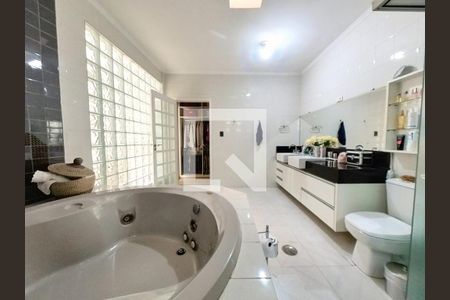 Casa à venda com 350m², 5 quartos e 5 vagasBanheiro Quarto 1