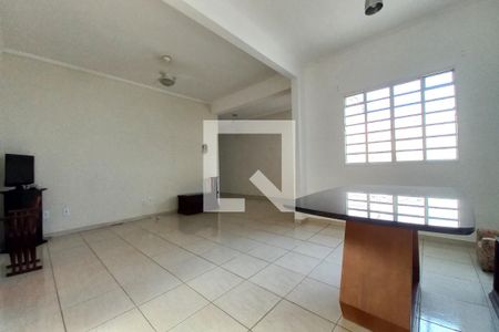 Casa à venda com 258m², 4 quartos e 3 vagas Casa à venda com 258m², 4 quartos e 3 vagasSala