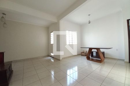 Casa à venda com 258m², 4 quartos e 3 vagas Casa à venda com 258m², 4 quartos e 3 vagasSala