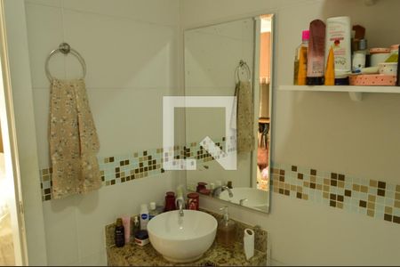 Casa de condomínio à venda com 21m², 3 quartos e 3 vagasBanheiro da Suíte 2