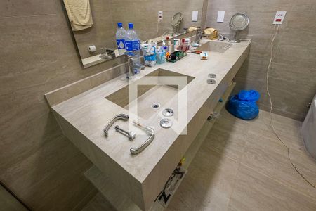 Casa à venda com 370m², 4 quartos e 4 vagas Casa à venda com 370m², 4 quartos e 4 vagasSuíte 3 - Banheiro