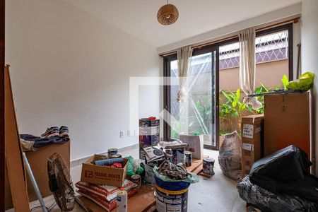 Casa à venda com 370m², 4 quartos e 4 vagas Casa à venda com 370m², 4 quartos e 4 vagasEscritório