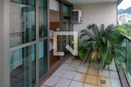 Apartamento à venda com 166m², 3 quartos e 2 vagas Apartamento à venda com 166m², 3 quartos e 2 vagasVaranda
