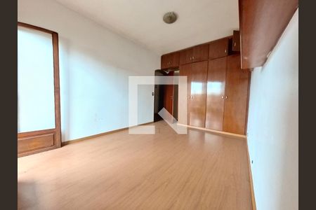 Casa à venda com 302m², 4 quartos e 4 vagas Casa à venda com 302m², 4 quartos e 4 vagasQuarto 2