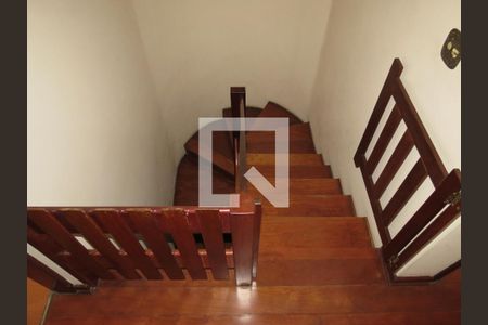 Escadas de casa para alugar com 4 quartos, 302m² em Vila Palmeiras, São Paulo