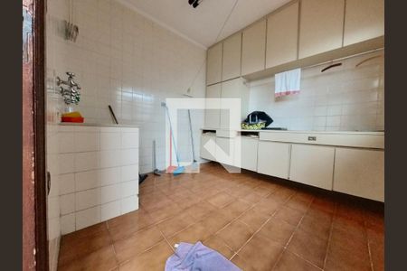 Casa à venda com 302m², 4 quartos e 4 vagas Casa à venda com 302m², 4 quartos e 4 vagasLavanderia