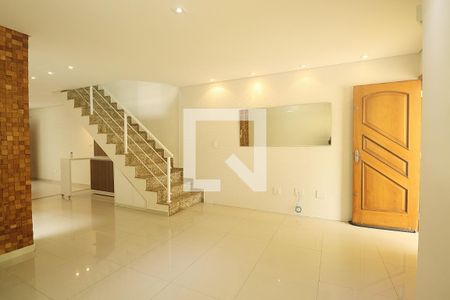 Sala de casa para alugar com 3 quartos, 182m² em Parque Jaçatuba, Santo André