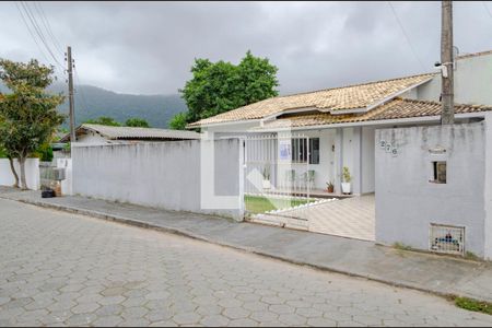 Casa para alugar com 150m², 3 quartos e 1 vaga Casa para alugar com 150m², 3 quartos e 1 vagaFachada