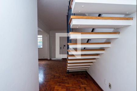 Casa para alugar com 210m², 3 quartos e 2 vagas Casa para alugar com 210m², 3 quartos e 2 vagasEscada