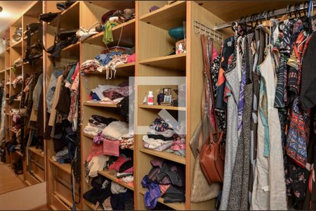 Apartamento para alugar com 182m², 5 quartos e 2 vagas Apartamento para alugar com 182m², 5 quartos e 2 vagasCloset da suíte 1