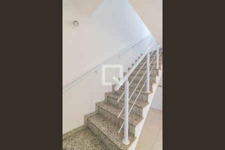 Escada de casa para alugar com 2 quartos, 70m² em Vila Pires, Santo André