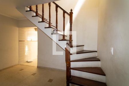 Escada de casa para alugar com 3 quartos, 137m² em Jardim Nove de Julho, São Paulo