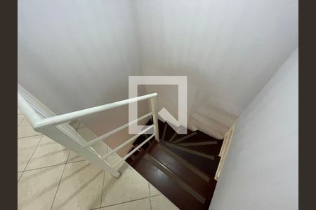 Escada de casa de condomínio para alugar com 3 quartos, 93m² em Jardim Shangai, Jundiaí