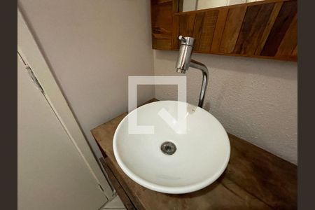 Casa de condomínio para alugar com 93m², 3 quartos e 2 vagasDetalhe do lavabo