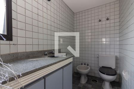 Banheiro do quarto de apartamento à venda com 1 quarto, 107m² em Pinheiros, São Paulo