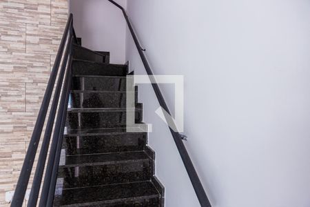 Escada de casa de condomínio para alugar com 2 quartos, 72m² em Burgo Paulista, São Paulo