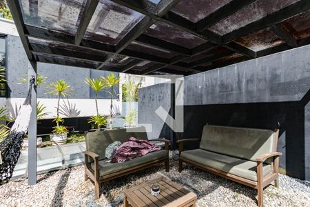 Casa de condomínio para alugar com 252m², 2 quartos e 2 vagasQuintal/Piscina