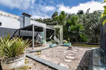 Casa de condomínio para alugar com 252m², 2 quartos e 2 vagasQuintal/Piscina