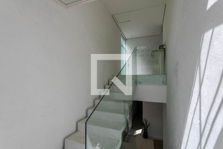 Casa de condomínio para alugar com 252m², 2 quartos e 2 vagasEscada