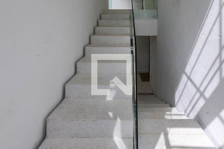 Casa de condomínio para alugar com 252m², 2 quartos e 2 vagasEscada