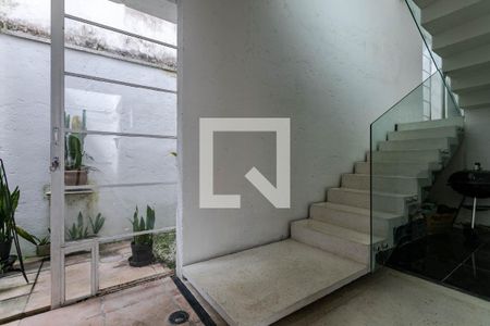 Casa de condomínio para alugar com 252m², 2 quartos e 2 vagasEscada