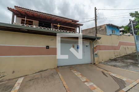 Casa à venda com 198m², 4 quartos e 4 vagas Casa à venda com 198m², 4 quartos e 4 vagasFachada