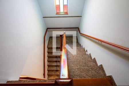 Casa à venda com 230m², 4 quartos e 3 vagasEscadas