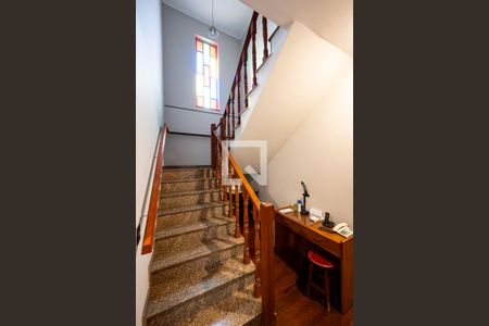 Casa à venda com 230m², 4 quartos e 3 vagasEscadas