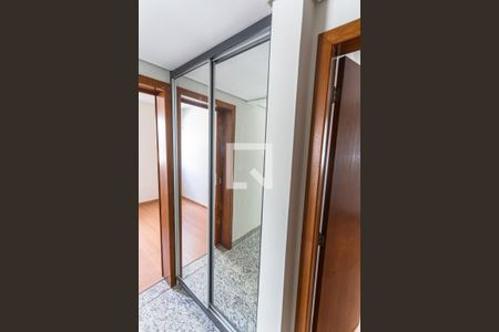 Rouparia de apartamento para alugar com 2 quartos, 62m² em Lourdes, Belo Horizonte