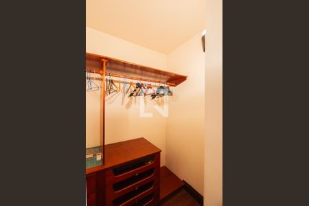 Casa à venda com 350m², 3 quartos e 2 vagasCloset da suíte