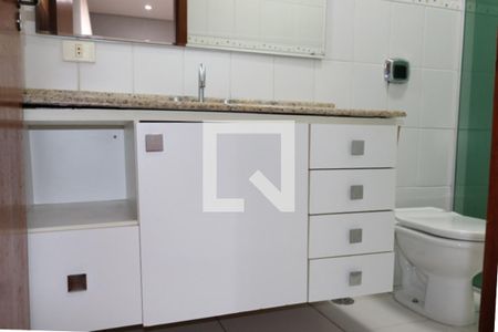 Casa à venda com 210m², 3 quartos e 6 vagasBanheiro da Suíte 1