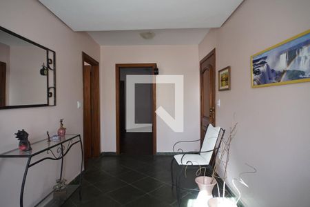 Hall de entrada de casa à venda com 2 quartos, 350m² em Chácara das Pedras, Porto Alegre