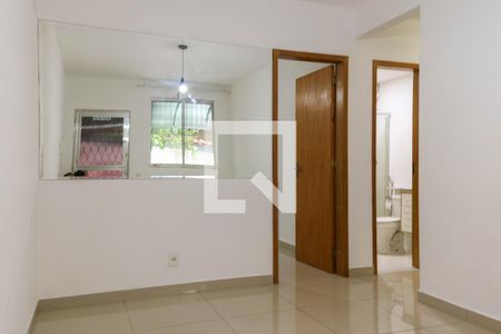 Sala de casa de condomínio para alugar com 2 quartos, 60m² em Encantado, Rio de Janeiro