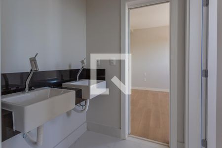 Apartamento à venda com 180m², 4 quartos e 4 vagas Apartamento à venda com 180m², 4 quartos e 4 vagasBanheiro das Suítes 1 e 2