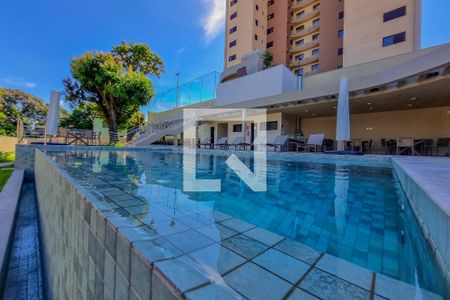 Apartamento à venda com 180m², 4 quartos e 4 vagas Apartamento à venda com 180m², 4 quartos e 4 vagasÁrea comum - Piscina