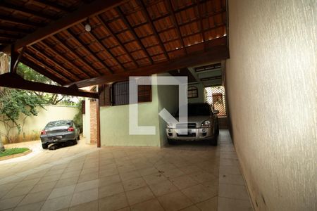 Casa à venda com 246m², 4 quartos e 6 vagasGaragem