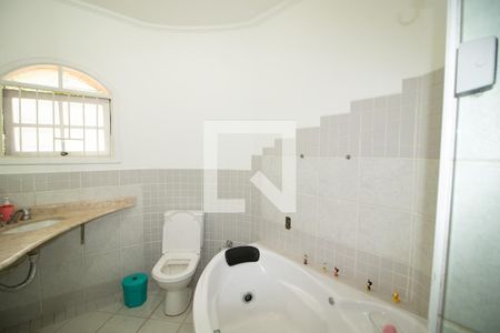 Casa à venda com 246m², 4 quartos e 6 vagasBanheiro da Suíte 2