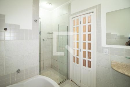 Casa à venda com 246m², 4 quartos e 6 vagasBanheiro da Suíte 2