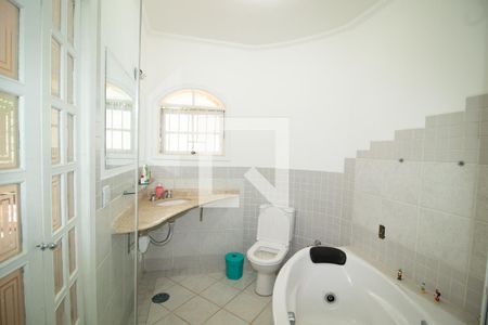 Casa à venda com 246m², 4 quartos e 6 vagasBanheiro da Suíte 2