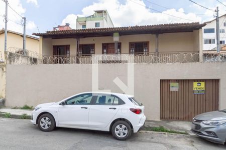Casa à venda com 220m², 3 quartos e 3 vagasFachada