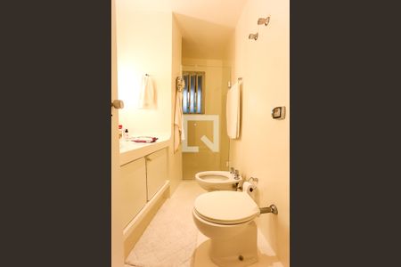 Casa à venda com 400m², 3 quartos e 5 vagasBanheiro da Suíte 1