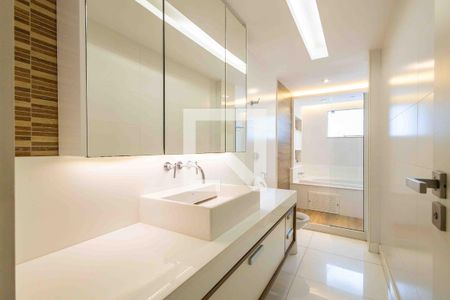 Casa de condomínio à venda com 1280m², 5 quartos e 2 vagasBanheiro da Suíte 1