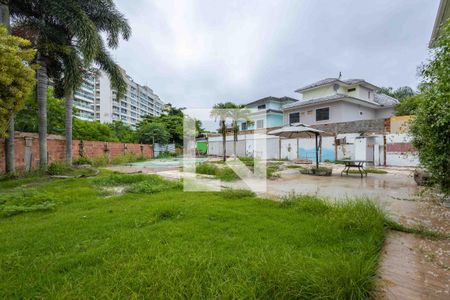 Casa de condomínio à venda com 1280m², 5 quartos e 2 vagasQuintal