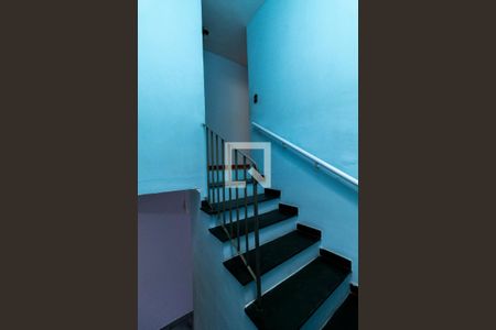 Escada de casa para alugar com 2 quartos, 68m² em Burgo Paulista, São Paulo